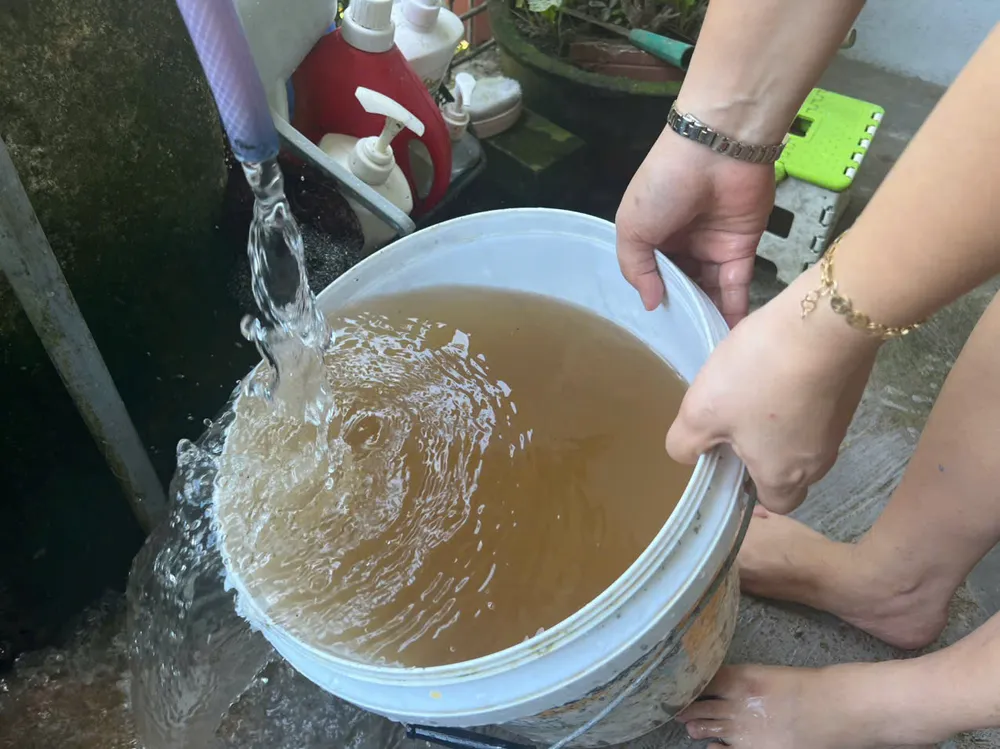 Nước từ vòi cấp chảy ra vàng đục kèm theo cặn đen khiến người dân không dám sử dụng 16-5-nuoc-sinh-hoat-nhiem-ban-2.jpg