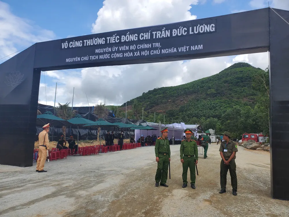 Nơi an nghỉ của nguyên Chủ tịch nước Trần Đức Lương là chân núi Dông Bồ, thôn Diên Trường (xã Phổ Khánh, thị xã Đức Phổ, tỉnh Quảng Ngãi). Ảnh: NGỌC OAI 25-5-chan-nui-Dong-Bo-2.jpg