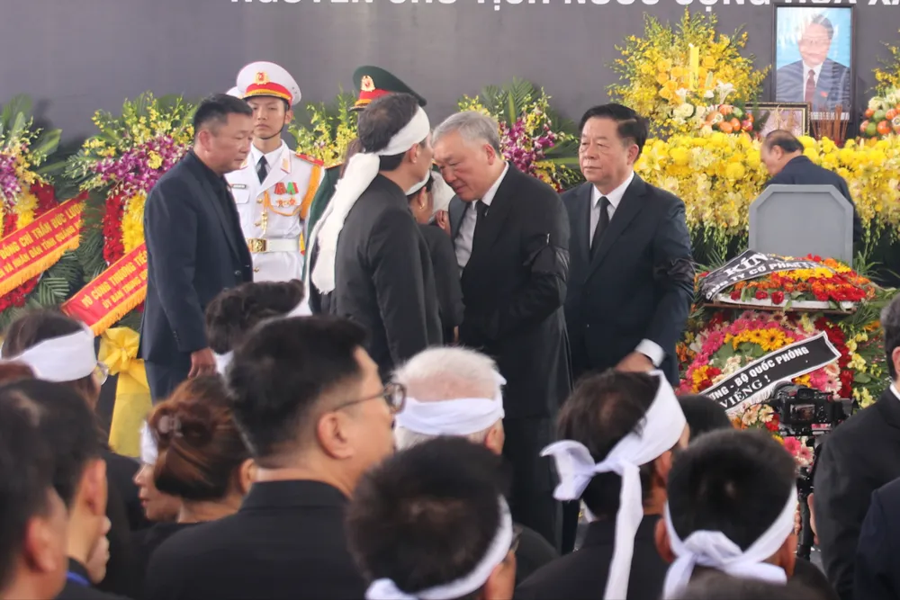 Phó Thủ tướng Thường trực Nguyễn Hòa Bình và Trưởng Ban Tuyên giáo và Dân vận Trung ương Nguyễn Trọng Nghĩa động viên gia đình nguyên Chủ tịch nước Trần Đức Lương tại Lễ an táng. Ảnh: NGUYỄN CƯỜNG IMG_0949.JPG