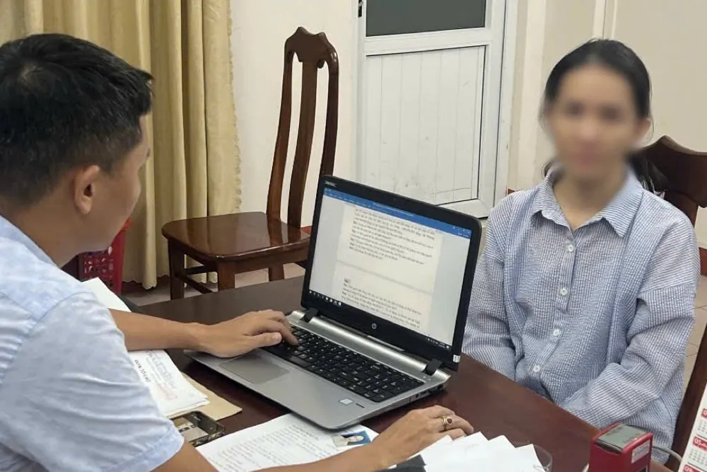 Đối tượng Phạm Thị Ngọc Nha tại cơ quan công an 2-6-van-dong-doi-tuong-chiem-doat-4ty-dong-.jpg