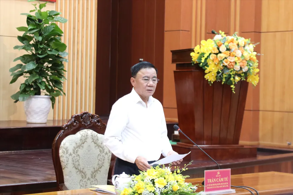 Đồng chí Trần Cẩm Tú, Ủy viên Bộ Chính trị, Thường trực Ban Bí thư phát biểu kết luận tại buổi làm việc với Ban Thường vụ Tỉnh ủy Quảng Nam. Ảnh: NGUYỄN CƯỜNG IMG_1899.JPG