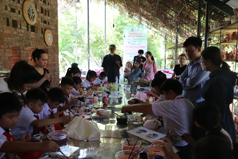 Cuộc thi thiếu nhi vẽ mặt tuồng truyền thống trong khuôn khổ Festival Mỳ Quảng 2025. Ảnh: NGUYỄN CƯỜNG 7-6-my-quang-10-.JPG
