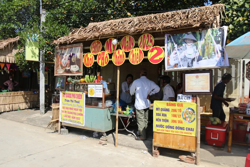 Không gian Festival bố trí nhiều gian hàng bán Mỳ Quảng cùng các sản vật của địa phương. Ảnh: NGUYỄN CƯỜNG 7-6-my-quang-3.JPG