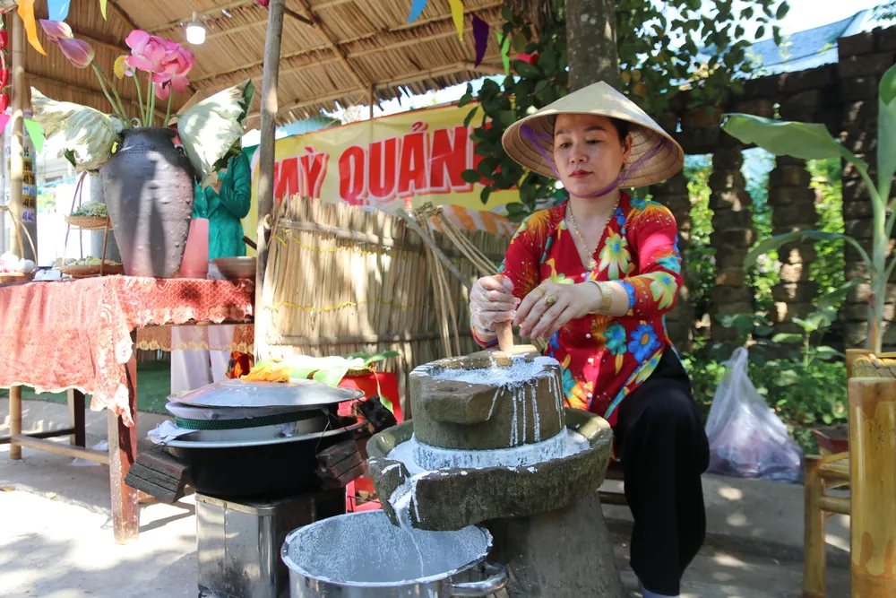 Xay gạo lấy bột để tráng mỳ bằng cối xay thủ công. Ảnh: NGUYỄN CƯỜNG 7-6-my-quang-4.JPG