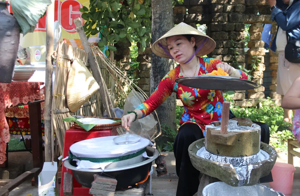 Bột xay xong được tráng trên nồi bọc vải và lá mỳ được làm chín bằng hơi nước. Ảnh: NGUYỄN CƯỜNG 7-6-my-quang-5.JPG