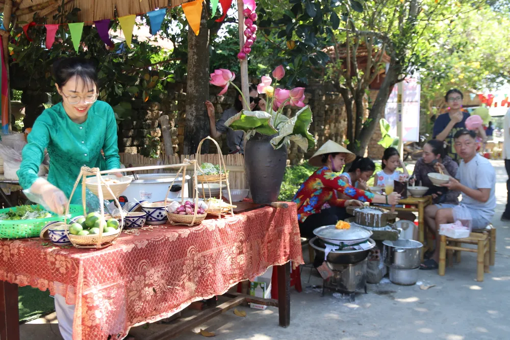 Mỳ làm ra tại chỗ để phục vụ thực khách gần xa đến với Festival. Ảnh: NGUYỄN CƯỜNG my quang.JPG