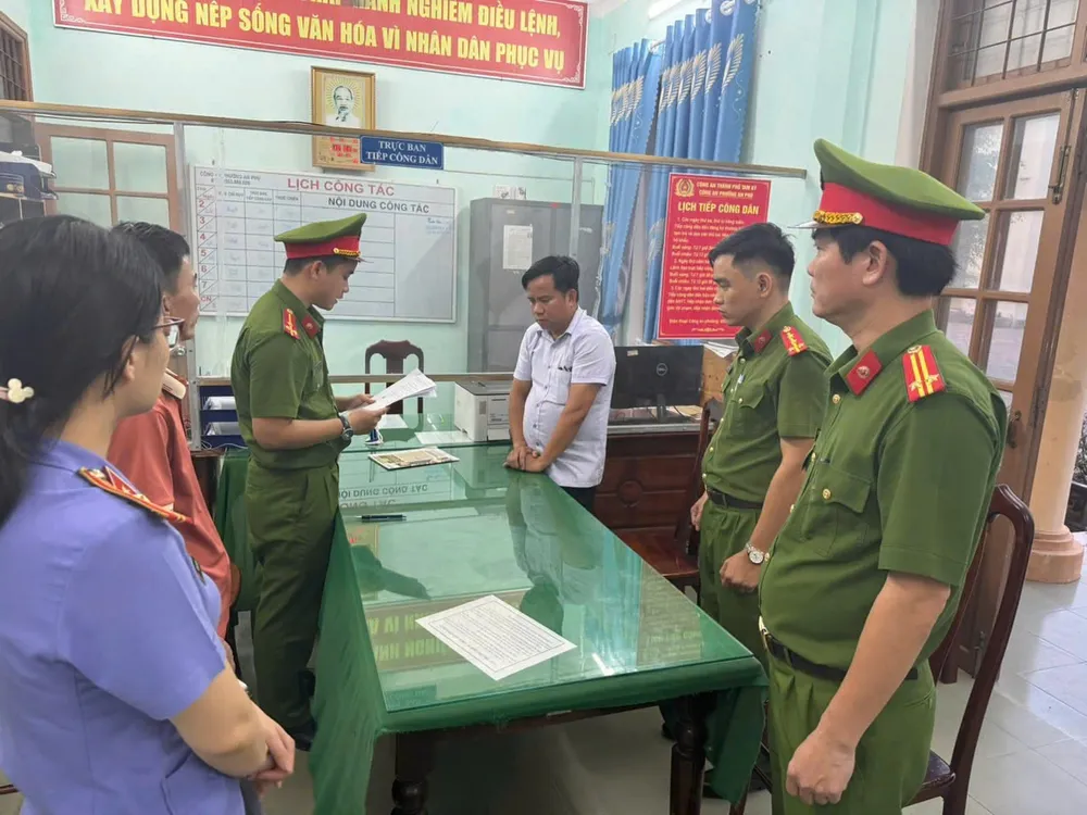 Thi hành lệnh bắt đối với bị can Trần Đăng Hùng 11-6 Tran Dang Hung.jpg
