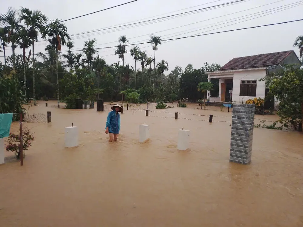 Hơn 300 ngôi nhà tại xã Đại Hưng (huyện Đại Lộc, tỉnh Quảng Nam) bị ngập trong nước lũ 12-6-lu-dai-hung-dai-loc-1.jpg
