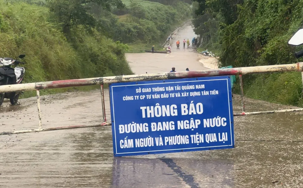 Nhiều đoạn đường tại tỉnh Quảng Nam bị ngập sâu từ 0,5 đến 1,5m 12-6-lu-quang-nam-giay.jpg