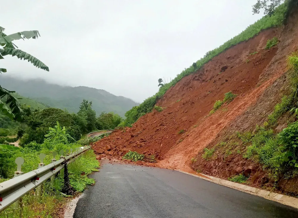 Sạt lở tại tuyến ĐT609 gây ách tắc giao thông 13-6-lua-quang-nam-2.jpg