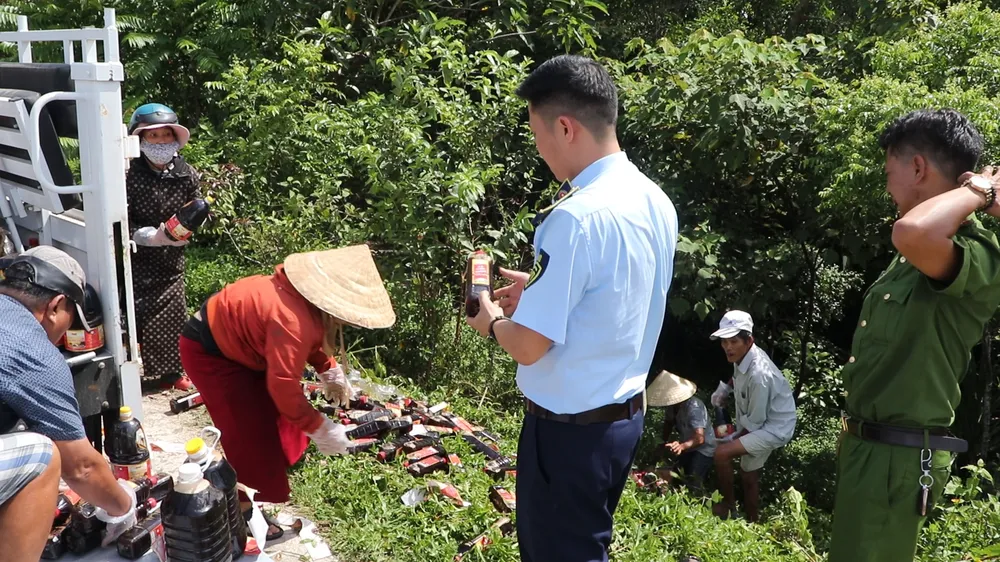 Hơn 1.000 chai mắm bị vứt dọc đường