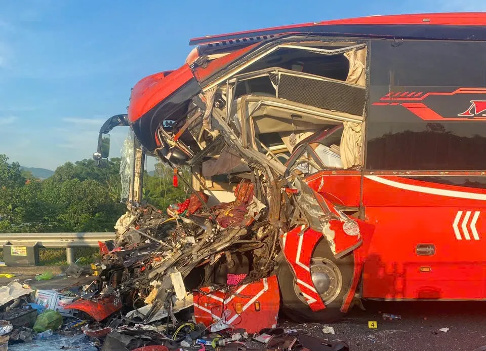 Xe khách bị biến dạng phần đầu sau cú va chạm 19-6-tngt-1.jpg
