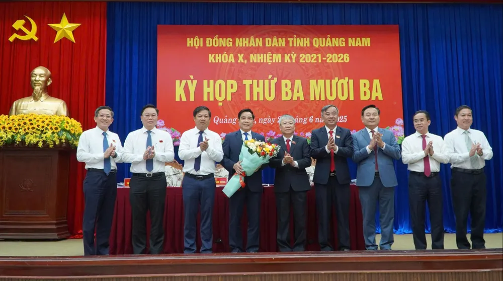 Lãnh đạo tỉnh Quảng Nam tặng hoa tri ân ông Lê Văn Dũng, Chủ tịch UBND tỉnh Quảng Nam 24-6-anh-Dung-ct-Quang-Nam-1.jpg