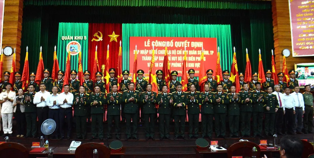 Lãnh đạo Bộ Quốc phòng cùng các đại biểu dự lễ công bố chụp ảnh chung 24-6-quan-khu-5-cong-bo-cac-quyet-dinh-to-chuc-quan-su-1.jpg