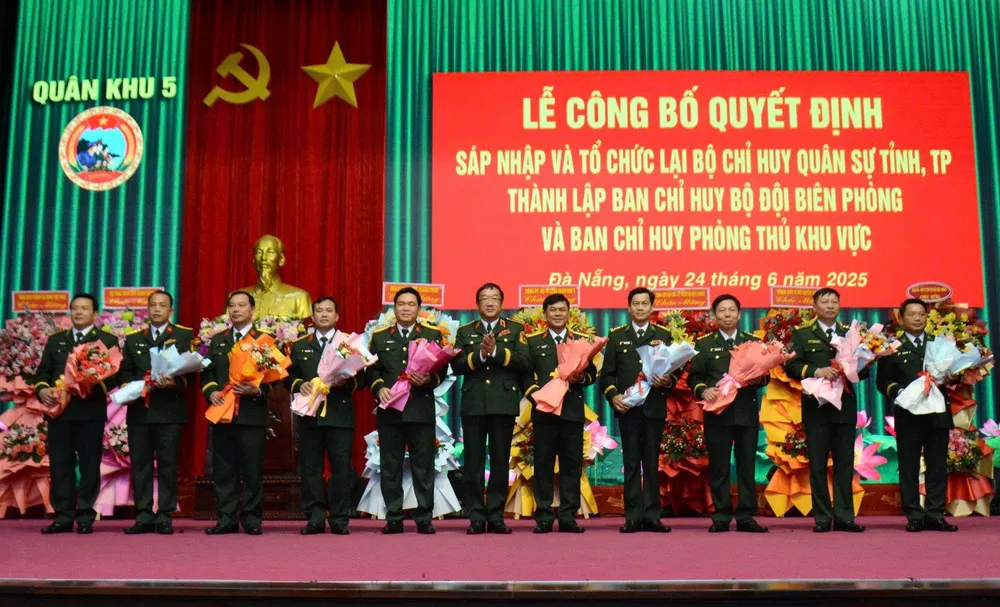 Thượng tướng Phạm Hoài Nam, Thứ trưởng Bộ Quốc phòng tặng hoa Bộ CHQS các tỉnh, thành phố và các Ban chỉ huy BĐBP 24-6-quan-khu-5-cong-bo-cac-quyet-dinh-to-chuc-quan-su-2.jpg
