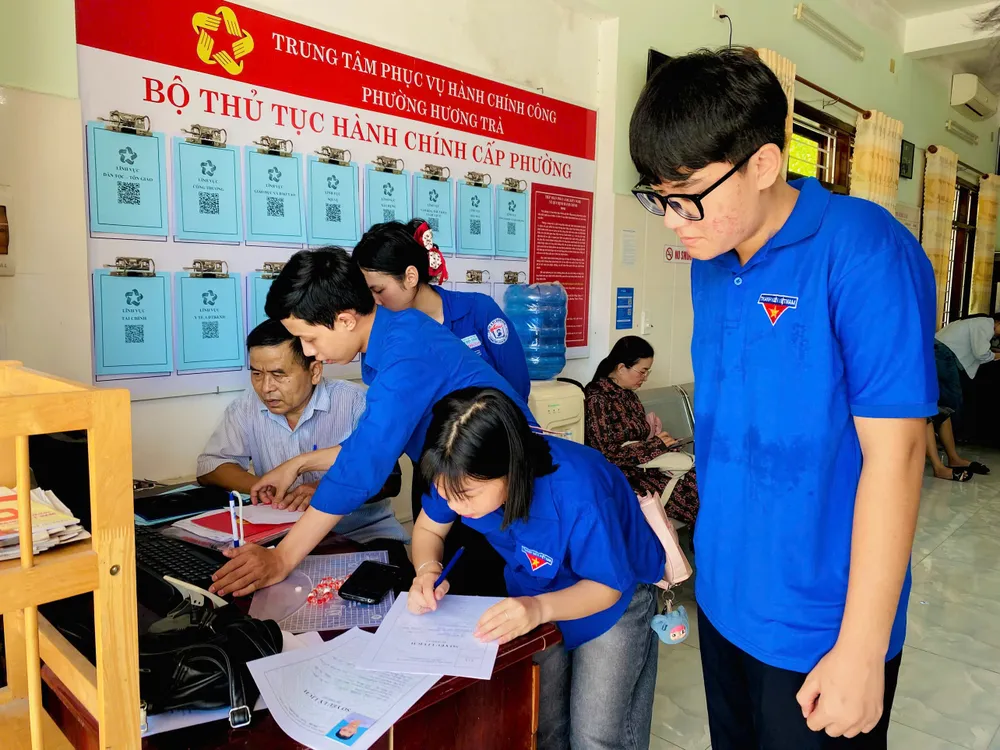 Đoàn viên, thanh niên phường Hương Trà hỗ trợ người dân làm thủ tục hành chính 9-7-thanh-nien-da-nang-gop-suc-van-hanh-chinh-quyen-dia-phuong-2.jpg