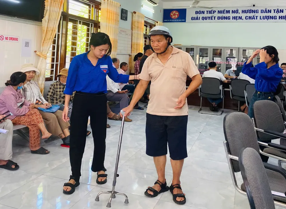 Những người yếu thế được đoàn viên thanh niên hỗ trợ khi làm thủ tục hành 9-7-thanh-nien-da-nang-gop-suc-van-hanh-chinh-quyen-dia-phuong-4.jpg