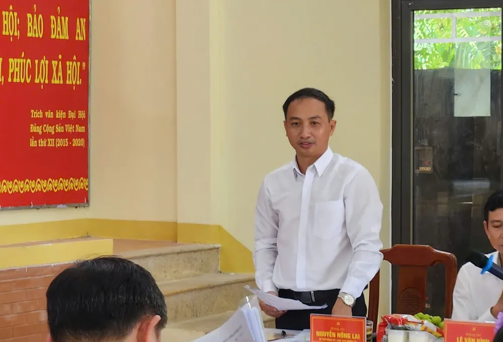 លោក Nguyen Hong Lai លេខាគណៈកម្មាធិការបក្សឃុំ Tra Tan បានរាយការណ៍នៅក្នុងកិច្ចប្រជុំ។ 15-7-nguyen-hong-lai-bt-tra-tan.jpg