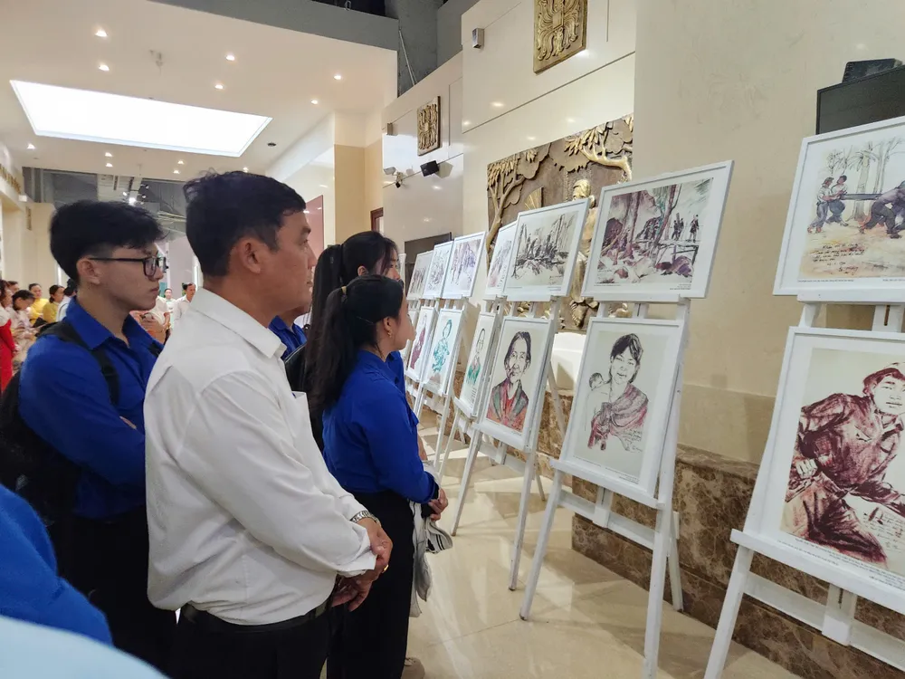 Các bức ký họa tại triển lãm tuy đơn sơ nhưng chứa đựng cả một vùng trời ký ức về một thời chiến tranh khói lửa 16-7-trien-lam-ky-hoa-Da-Nang (4).jpg