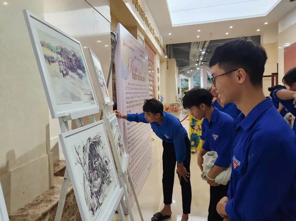 Đây cũng là cơ hội để người xem tiếp cận và tìm hiểu sâu hơn về nghệ thuật tạo hình trong ký họa 16-7-trien-lam-ky-hoa-Da-Nang (6).jpg