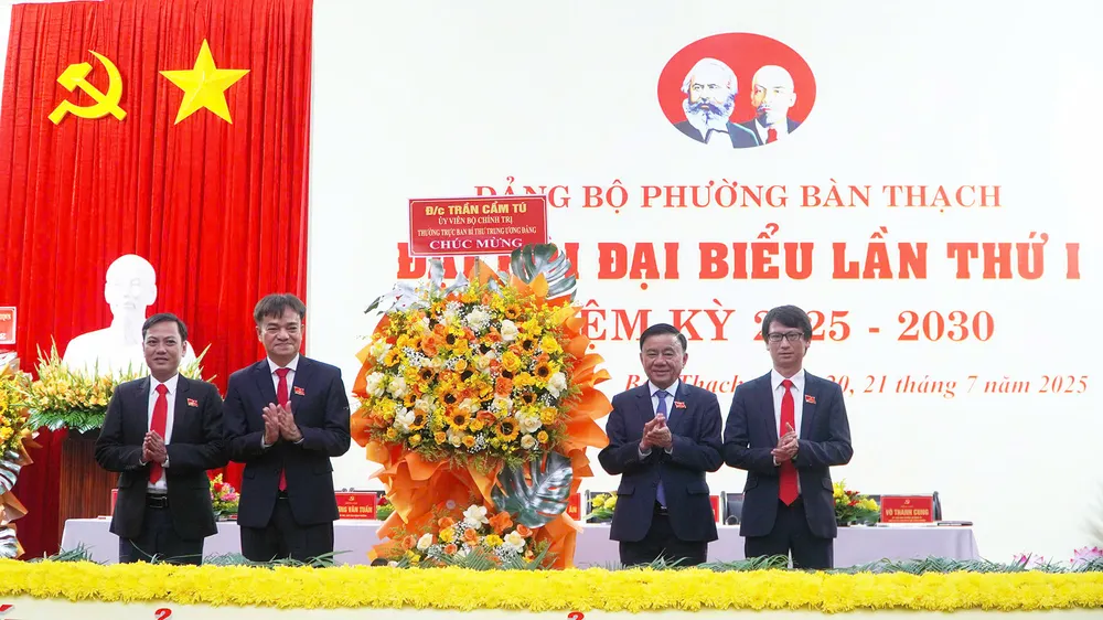 Thường trực Ban Bí thư Trần Cẩm Tú tặng hoa chúc mừng đại hội 21-7-thuong-truc-bbt-Tran-Cam-Tu-1.jpg