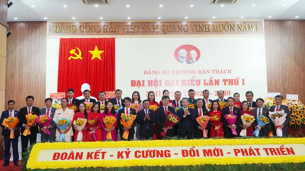 Ra mắt Ban Chấp hành Đảng bộ phường Bàn Thạch nhiệm kỳ 2025-2030 21-7-thuong-truc-bbt-Tran-Cam-Tu-2.jpg