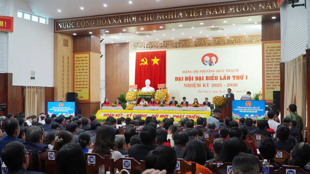 Quang cảnh Đại hội đại biểu Đảng bộ phường Bàn Thạch lần thứ I 21-7-thuong-truc-bbt-Tran-Cam-Tu-3.jpg