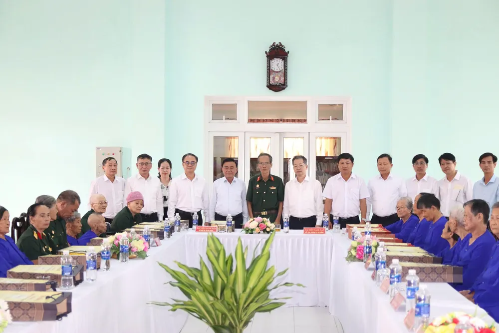 Đồng chí Trần Cẩm Tú cùng đoàn công tác thăm, tặng quà cho người có công của TP Đà Nẵng 21-7-TTBBT-tham-nguoi-co-cong-3.jpg