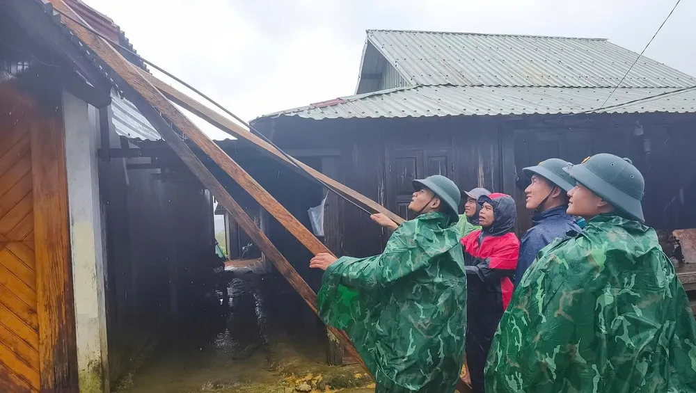 Lực lượng chức năng hỗ trợ người dân sửa chữa lại nhà bị hư hỏng 22-7-gio-lon-khien-30-ngoi-nha-.jpg