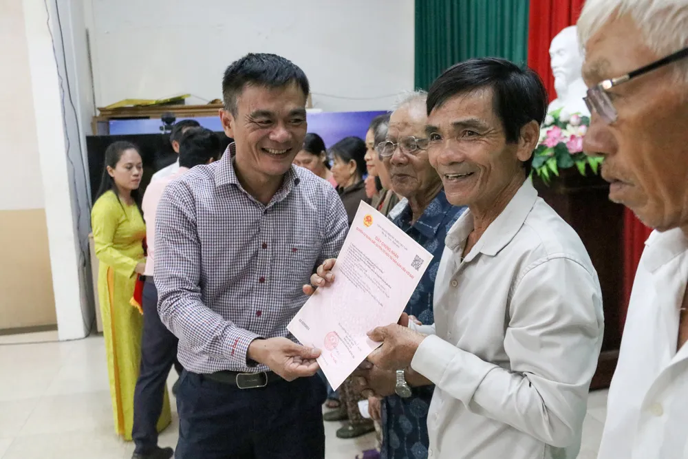 Bí thư Đảng ủy phường Hương Trà trao giấy chứng nhận quyền sử dụng đất cho người dân IMG_8158.jpg