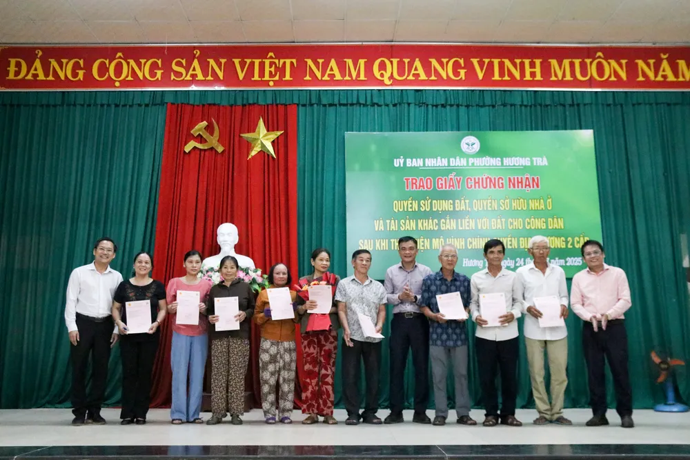Trong đợt này phường Hương Trà đã thực hiện cấp 24 giấy chứng nhận quyền sử dụng đất cho các hộ gia đình trên địa bàn IMG_8165.jpg