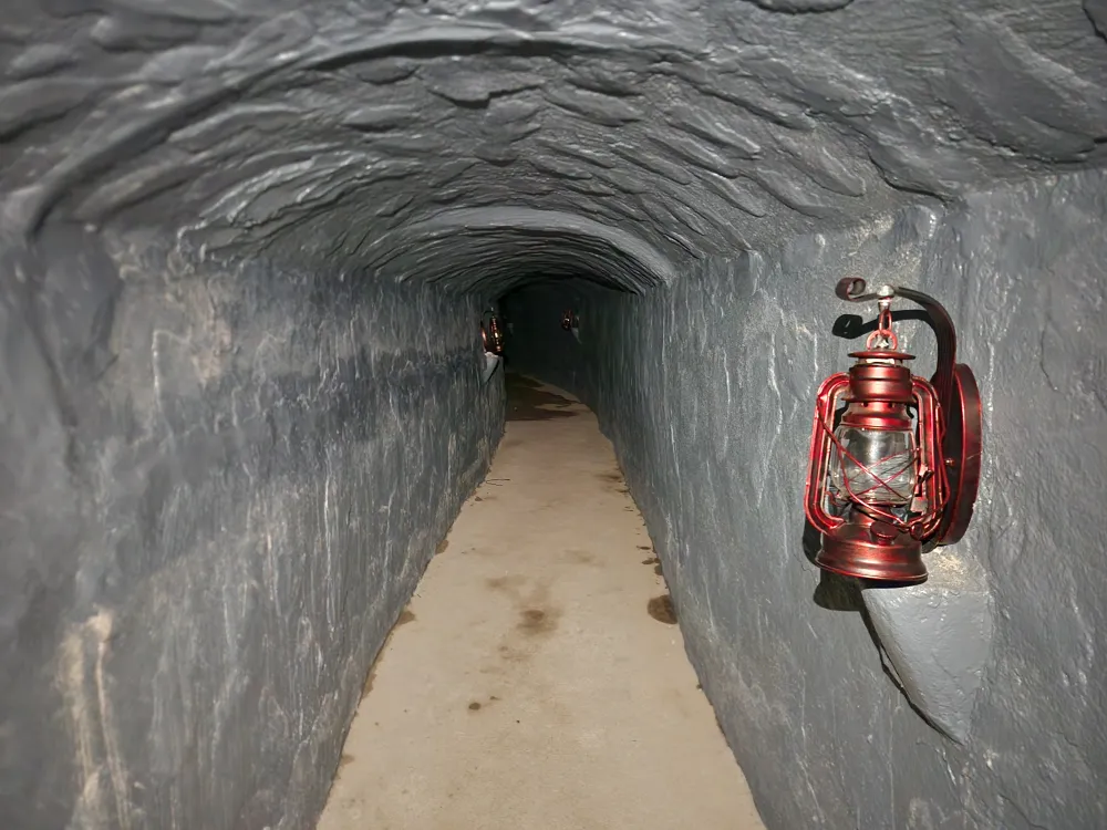 Địa đạo có chiều rộng 0,8 – 1m, cao khoảng 1,2 – 1,5m dia dao ky anh (14).jpg