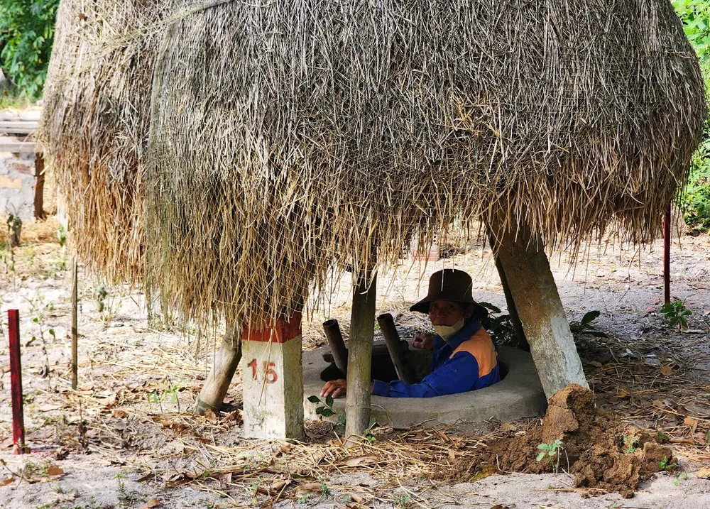 Các miệng hầm được thông với nhau giữa các nhà dân, đường hầm thoát hiểm khi bị địch càn dia dao ky anh (35).jpg