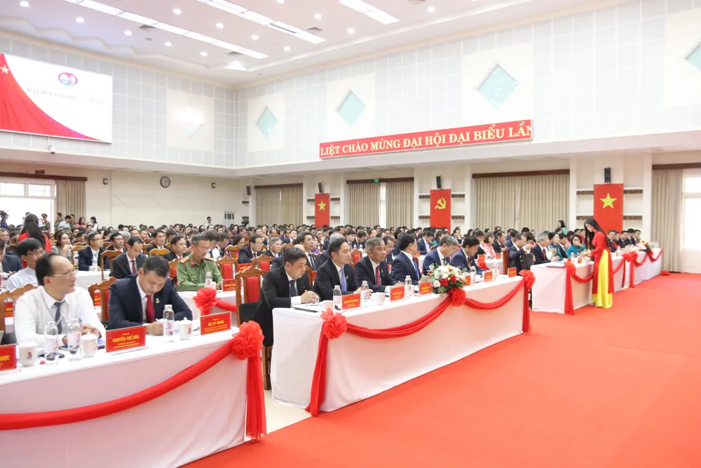 Đại hội với sự tham gia của 300 đại biểu chính thức đến từ 64 tổ chức cơ sở đảng trực thuộc Đảng bộ UBND thành phố Đà Nẵng và gần 100 đại biểu khách mời. Ảnh: NGUYỄN CƯỜNG 1-8-da-nang-dat-muc-tieu-1.JPG