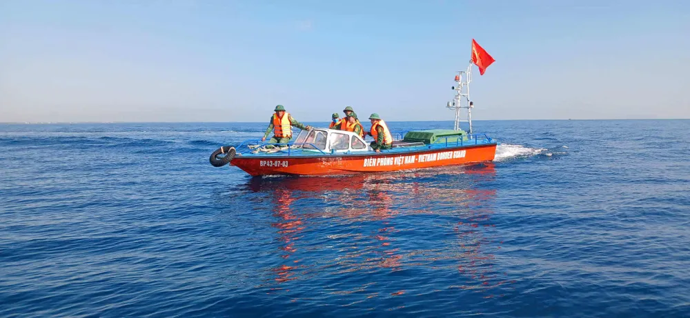 Search team by canoe at sea 8-8-timm-kiem-ngu-dan-mat-tich-tren-bien-1.jpg