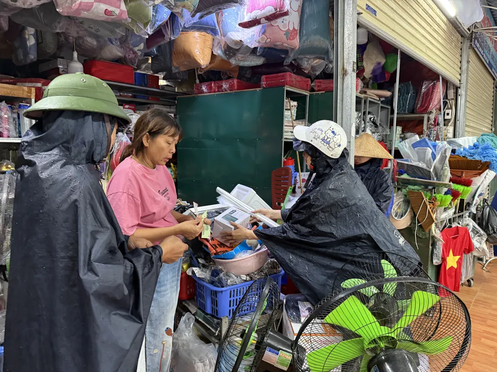 Đèn tích điện, bao nilon đựng nước được người dân ở một số địa phương của tỉnh Nghệ An mua nhiều nhất trước giờ bão đổ bộ. Ảnh: NGUYỄN CƯỜNG 25-8-den-tich-dien-bao-nlong-chay-hang-1.JPG