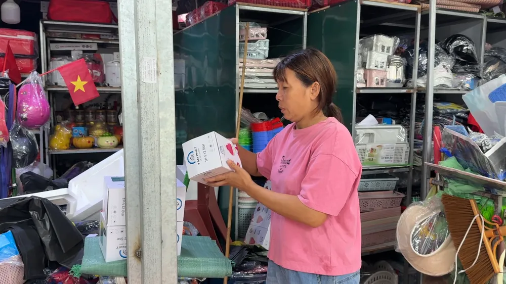 Số đèn tích điện bán ra trong hai ngày gần đây gấp hàng chục lần so với thường ngày. Ảnh: NGUYỄN CƯỜNG 25-8-den-tich-dien-bao-nlong-chay-hang.jpg
