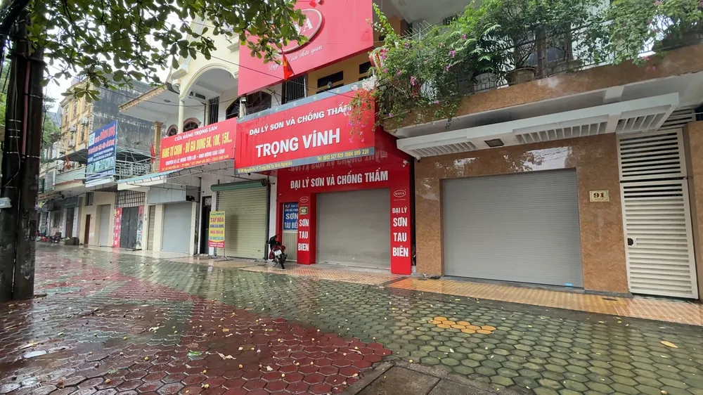 Nhiều hàng quán, nhà dân đóng cửa im lìm trước giờ bão đổ bộ. Ảnh: NGUYỄN CƯỜNG 25-8-den-tich-dien-bao-nlong-chay-hang-4.jpg