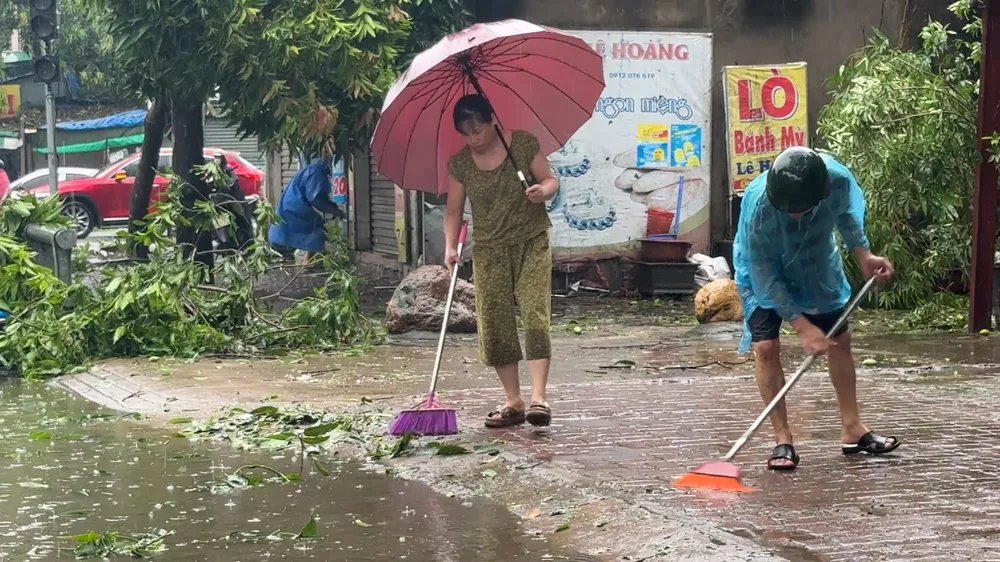 Người dân chủ động dọn dẹp rác, cành cây xanh trên vỉa hè phía trước nhà của mình 26-8-nguoi-dan-nghe-an-2.jpg