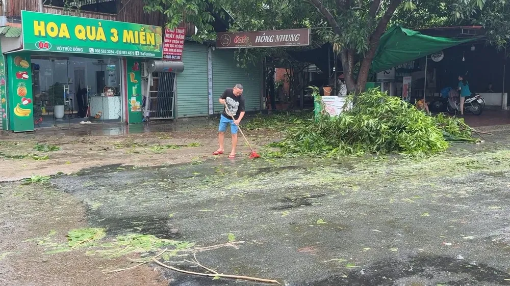 Do chuẩn bị kỹ, nhà anh Lê Thành Trung an toàn vượt qua bão số 5. Ảnh: NGUYỄN CƯỜNG 26-8-nguoi-dan-nghe-an.jpg