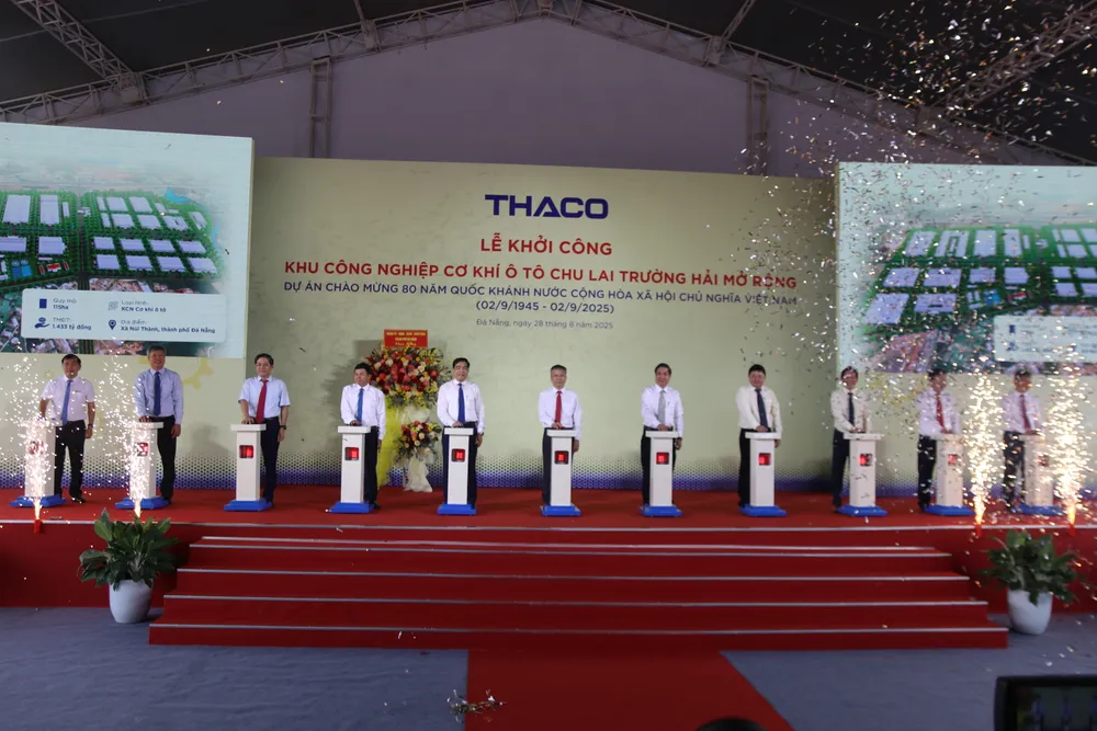 Các đại biểu ấn nút khởi động dự án 28-8-da-nang-khoi-cong-kcn-8000-ty (2).JPG