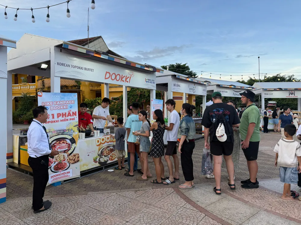 Đông đảo người dân xếp hàng thưởng thức ẩm thực Hàn Quốc trong không gian lễ hội. Ảnh: NGUYỄN CƯỜNG 6-9-le-hoi-am-thuc-5.jpg