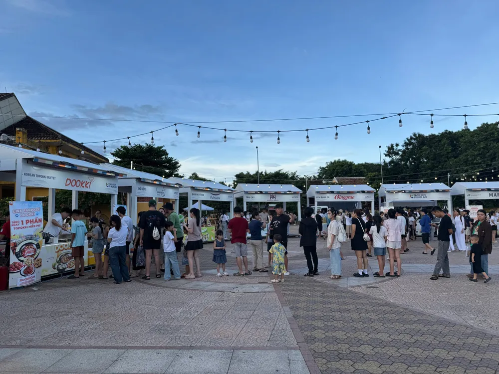 Chỉ trong thời gian ngắn sau lễ khai mạc, đã có rất nhiều người đến trải nghiệm ẩm thực. Ảnh: NGUYỄN CƯỜNG 6-9-le-hoi-am-thuc-8.jpg
