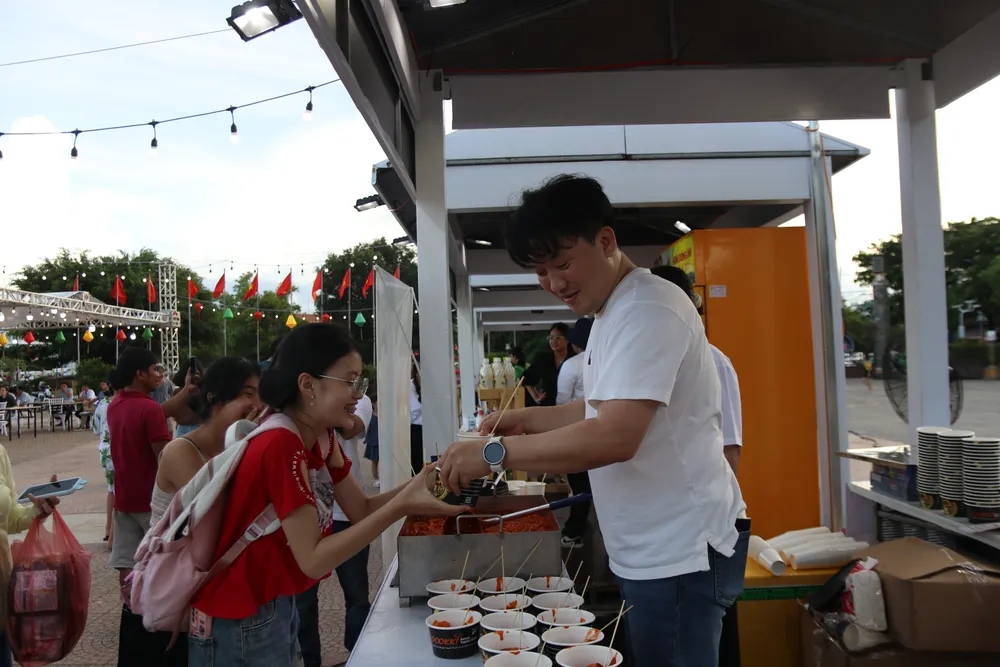 Món dookki được tặng miễn phí cho người dân và du khách thưởng thức. Ảnh: NGUYỄN CƯỜNG IMG_8498.JPG