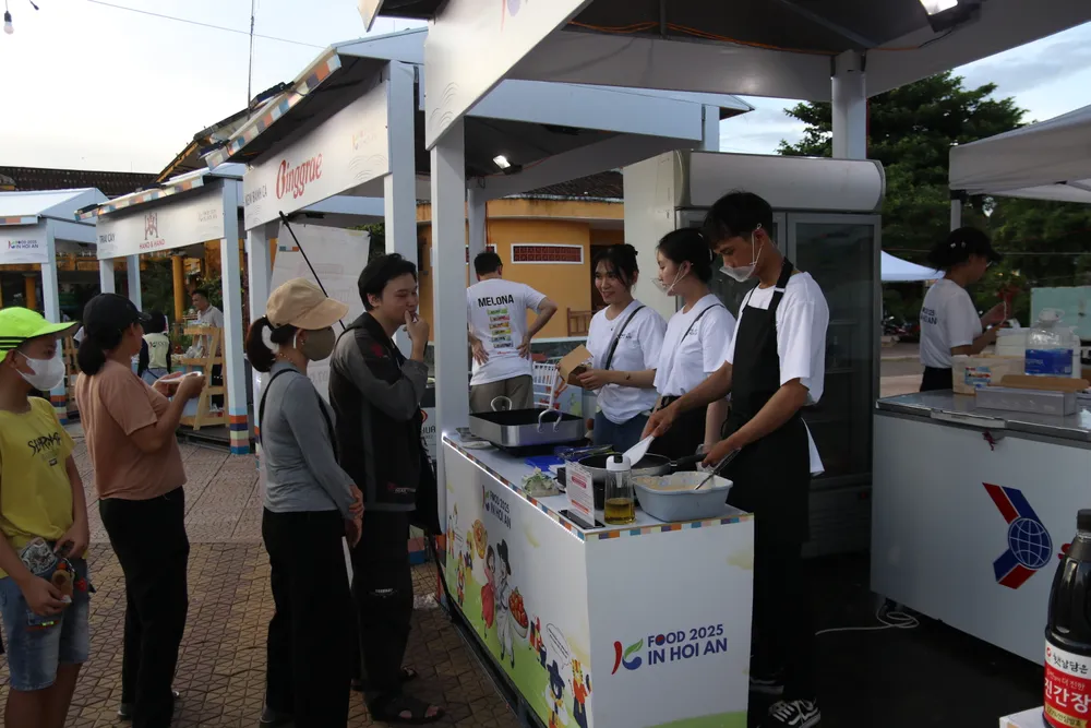 Du khách được giới thiệu và thưởng thức các món ăn đặc trưng như kimbap, kim chi, đồ uống và nhiều sản phẩm tiêu biểu từ Hàn Quốc. Ảnh: NGUYỄN CƯỜNG IMG_8500.JPG