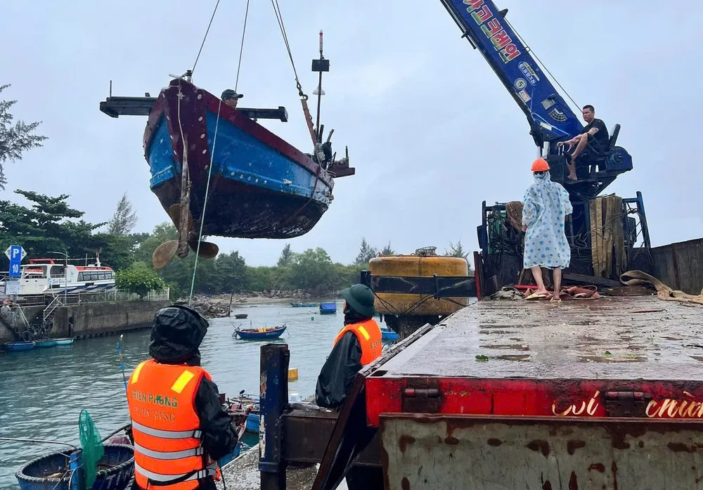Lực lượng Bộ đội Biên phòng hỗ trợ người dân đưa tàu thuyền đến nơi an toàn 27-9-bdbp-di-chuyen-tau-thuyen-nguoi-dan-2.jpg