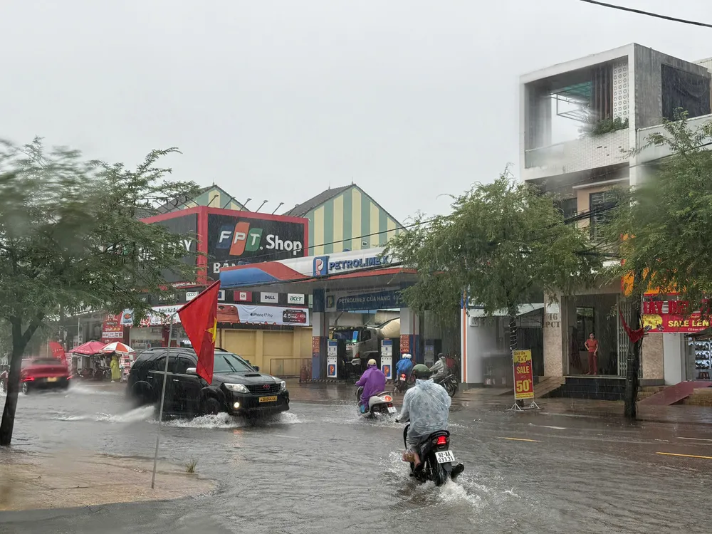 Nhiều đoạn đường tại phường Bàn Thạch, Tam Kỳ ngập trong nước 27-9-mua-lon-tam-ky.jpg