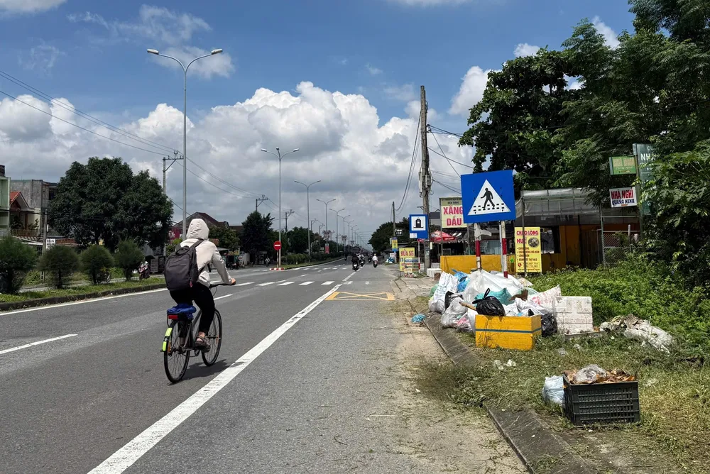 Rác thải tập kết thành từng đống dọc Quốc lộ 1 đoạn qua phường Điện Bàn Bắc. Ảnh: NGUYỄN CƯỜNG 2-10-rac-thai-un-u-da-nang (32).jpg