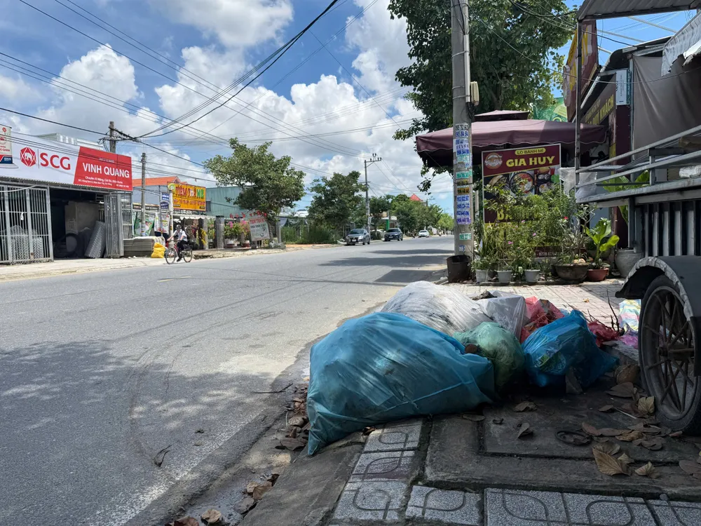 Thời tiết mưa, nắng thất thường khiến rác thải bốc mùi hôi thối, gây mất vệ sinh. Ảnh: NGUYỄN CƯỜNG 2-10-rac-thai-un-u-da-nang (8).jpg