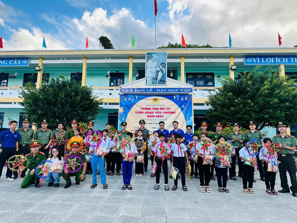 Chương trình đã trao tặng 600 suất quà cho các em thiếu nhi của xã biên giới La Êê 2-10-thanh-nien-cong-an-1.jpg
